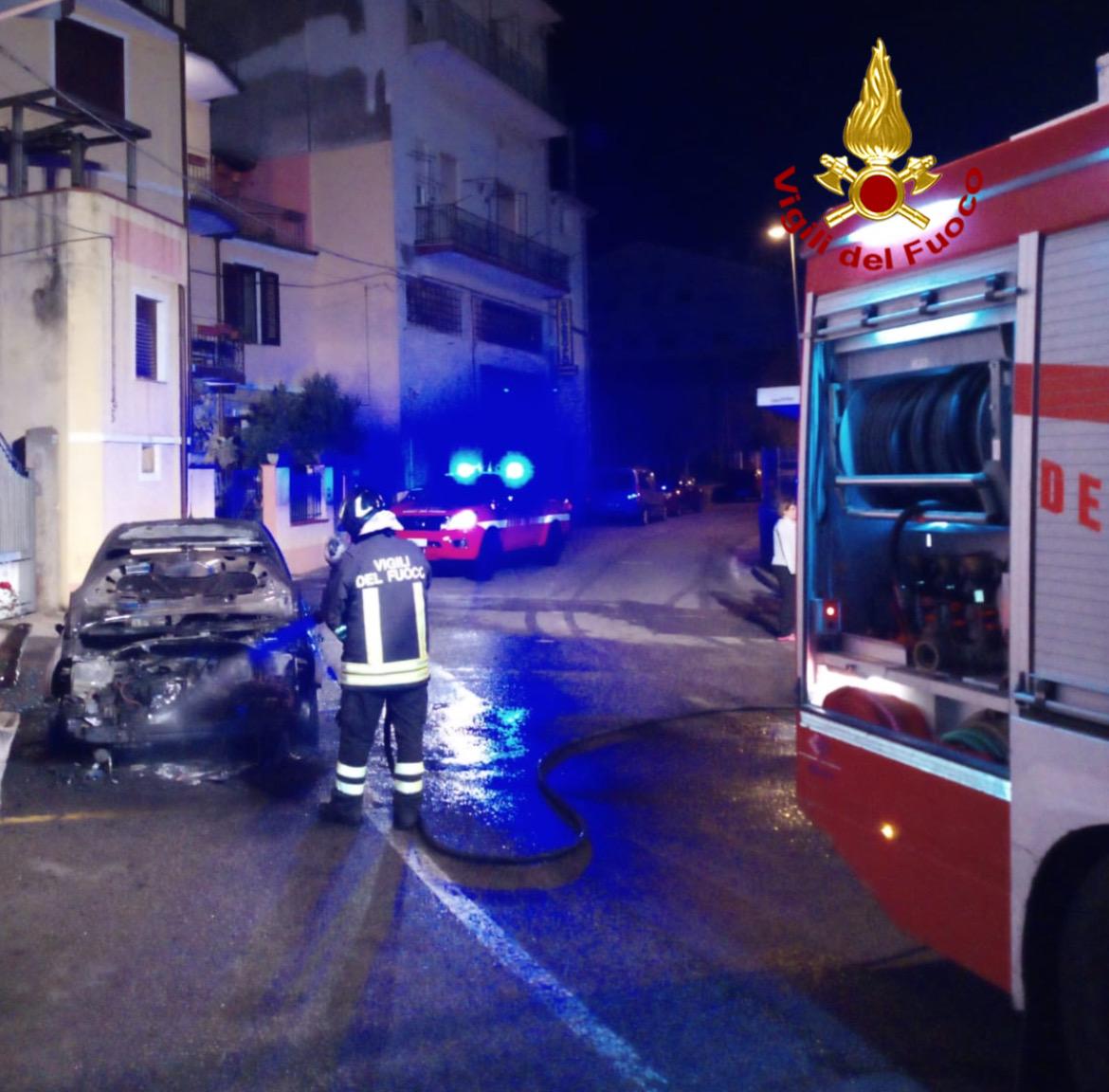 Auto a fuoco nella notte a Orani: indagini in corso