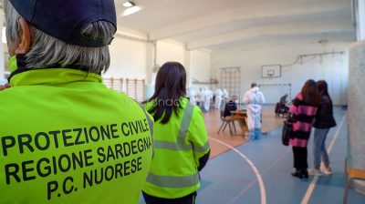 La Protezione Civile nuorese all'hub vaccinale di via Kandinskij (foto S.Novellu)