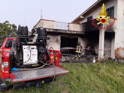 L'abitazione andata a fuoco a Cardedu