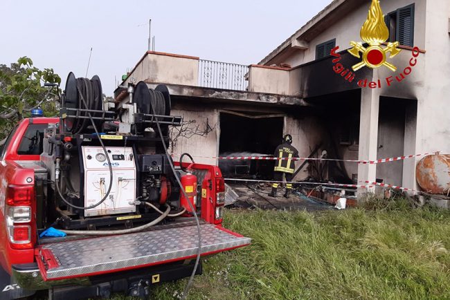 L'abitazione andata a fuoco a Cardedu