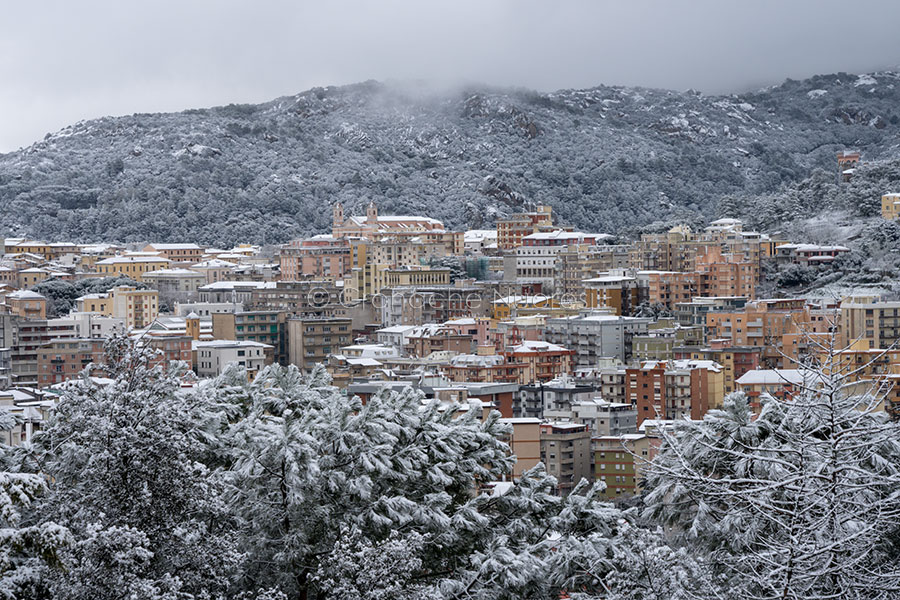 Nuoro si è svegliata imbiancata di neve – VIDEO
