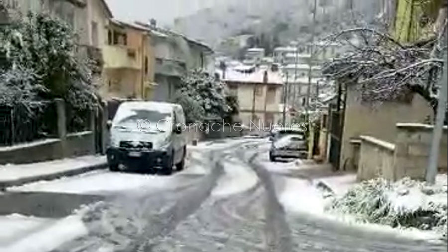 Le immagini dei lettori: la neve di ieri a Orani – VIDEO