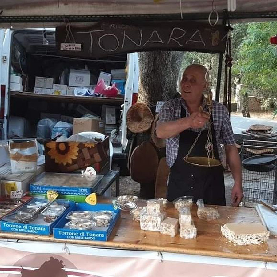 Nuoro dice addio a Peppino, storico gestore della bancarella di torroni e souvenir sull’Ortobene