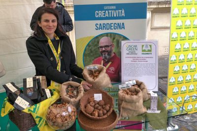 COLDIRETTI SARDEGNA. OGGETTI DI DESIGN DALLE MANDORLE: LE INNOVAZIONI DEI GIOVANI AGRICOLTORI Dalle mandorle nascono lampade, oggetti di design e creme per il viso. E’ il progetto di economia circolare di due giovani agricoltori creativi di Villasor, Daniele Murgia e Sara Minnei della società agricola Campidano Finest che hanno sfiorato la vincita dell’Oscar green nazionale, il premio ideato da Coldiretti Giovani e riservato agli agricoltori under 40 innovativi che si è svolto questa mattina a Roma, nella sede di Coldiretti, nel primo salone della creatività Made in Italy, con le rivoluzionarie novità ideate dai giovani nelle campagne per garantire l’autosufficienza alimentare ed energetica al Paese di fronte alla crisi scatenata dalla guerra. Evento a cui ha preso parte anche il ministro delle Politiche agricole Stefano Patuanelli. I due giovani che a ottobre avevano vinto l’Oscar agricolo regionale, in nome della biodiversità hanno dato vita ad una rete virtuosa di imprese che scommette sull’economia circolare, restituendo valore allo scarto, in un’ottica di economia green con la massima valorizzazione del mandorlo. Di questa pianta, grazie alla collaborazione tra differenti start up agricole e progetti consolidati di impresa, non si butta via niente. Il frutto dalle impareggiabili caratteristiche è destinato all’impresa dolciaria, mentre le parti che fino ad oggi diventavano concime per la pianta, sono il volano per il lavoro di altre imprese agganciate alla rete. I gusci attraverso una particolare lavorazione si trasformano in lampade, oggetti di design e complementi d’arredo. Mentre il mallo, l’involucro del guscio, uno scarto naturale, diventa cibo per le lumache dalla cui bava si producono delle creme altamente benefiche per la pelle. “Anti spreco, rispetto ambientale, solidarietà, innovazione nelle produzioni e recupero delle tradizioni – spiega il delegato di Coldiretti Giovani Sardegna Frediano Mura inventore del primo gin elettrico al mondo - sono i principi seguiti dai giovani agricoltori della Coldiretti per affrontare il presente e progettare il futuro con aziende innovative in grado di far crescere l’economia, offrire lavoro e difendere i territori”. La Sardegna ha partecipato alle finali nazionali dell’Oscar green per il quinto anno consecutivo con sette giovani agricoltori innovativi, due dei quali, Luisa Cabiddu con le case di paglia e Andrea Liverani con un progetto di agricoltura di precisione che consente il risparmio del 20 per cento di acqua per i campi, che hanno conquistato il titolo. “La Sardegna si conferma fucina di giovani creativi innovativi che stanno dando vita ad imprese agricole efficienti spesso nelle zone interne della Sardegna –evidenzia Frediano Mura –. Per questo invitiamo gli agricoltori under 40 attenti alla innovazione, sostenibilità, al sociale e alla biodiversità ad iscriversi al nuovo concorso. È una ottima vetrina per noi giovani, io ne sono la testimonianza, l’Oscar green ha aperto tantissime porte per la mia azienda”. Sono infatti aperte le iscrizioni per l’edizione Oscar green del 2022 che scadono il 30 aprile prossimo. Per partecipare occorre iscriversi direttamente dal sito giovanimpresa.it oppure rivolgersi agli uffici Coldiretti.