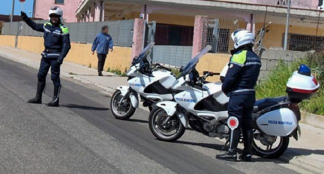 Un posto di blocco della Polizia Locale