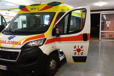 Un'ambulanza al pronto soccorso dell'ospedale Sirai di Carbonia