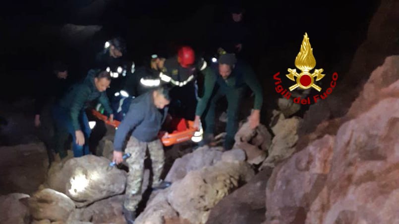 Precipita dalla scogliera di Foghe durante una battuta di pesca notturna