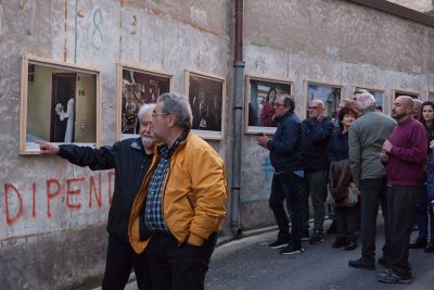 Folla di visitatori al BìFoto Festival di Mogoro