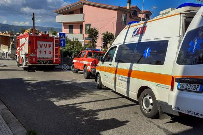I soccorritori davanti a casa dell'anziana