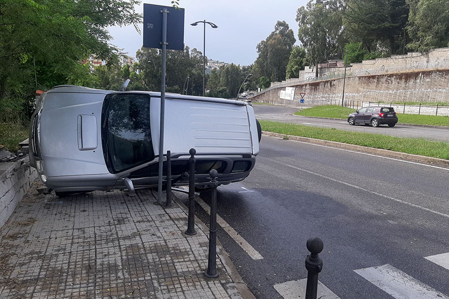 Nuoro. Tragedia sfiorata in via Segni: 37enne illeso nel ribaltamento del suo fuoristrada