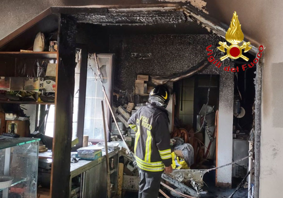 Posada. Un corto circuito e va a fuoco la trattoria: ingenti i danni