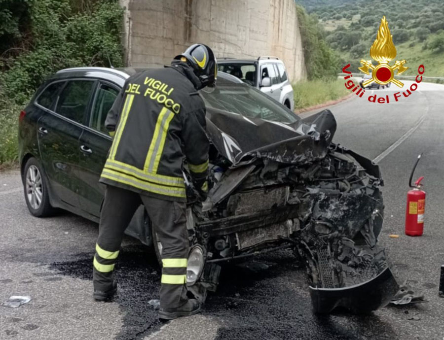 Ottana. Perde il controllo dell’auto e si schianta contro un viadotto: ferita la conducente e i suoi due figli