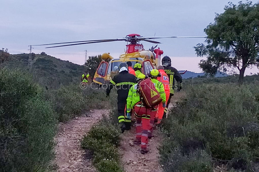 Cade dalla scogliera e passa la notte all’addiaccio: 59enne salvato con l’elicottero
