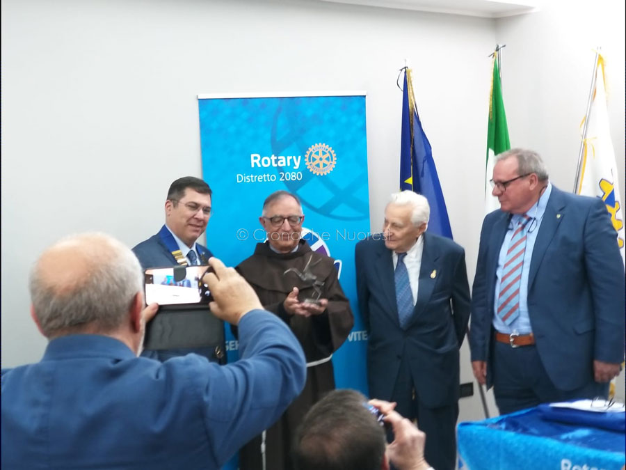 Macomer. Il Rotary premia Padre Morittu per l’impegno verso i malati di AIDS
