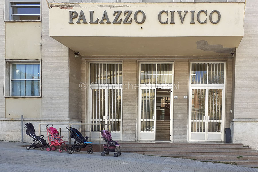 Nuoro. Blitz delle mamme in consiglio comunale contro gli aumenti per gli asili nido