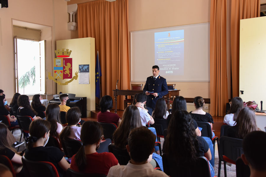 Nuoro. Il liceo Asproni e l’Istituto Borrotzu ospitano la Polizia per la Giornata internazionale dei Bambini Scomparsi