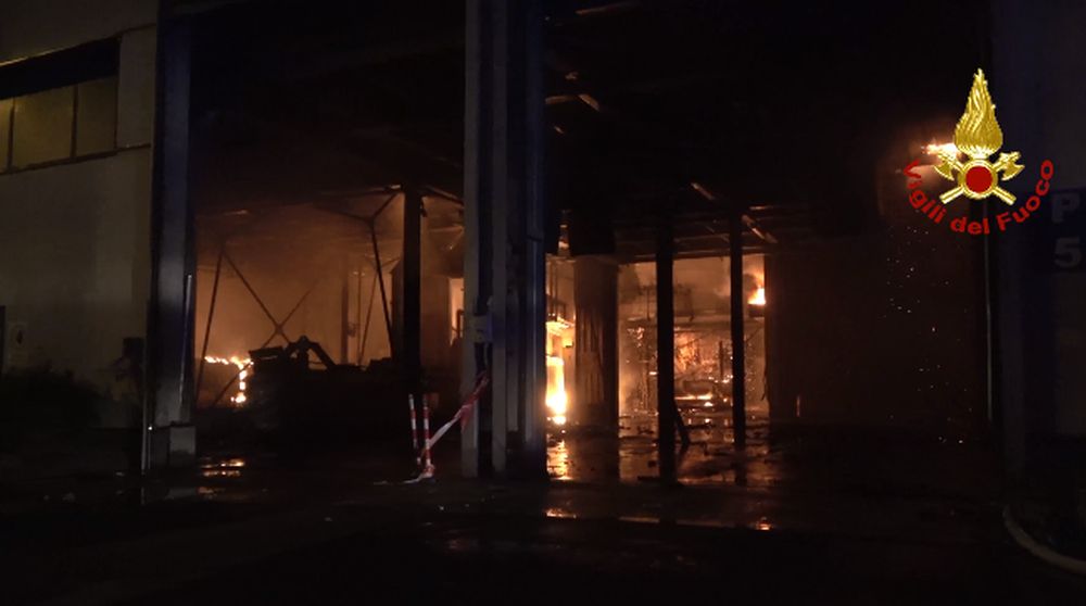 A Roma brucia la discarica di Malagrotta, operazioni complesse