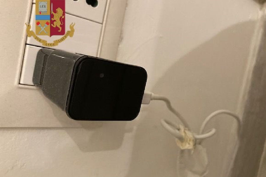 Spiava le clienti attraverso una micorcamera: nei guai un gestore di un B&B