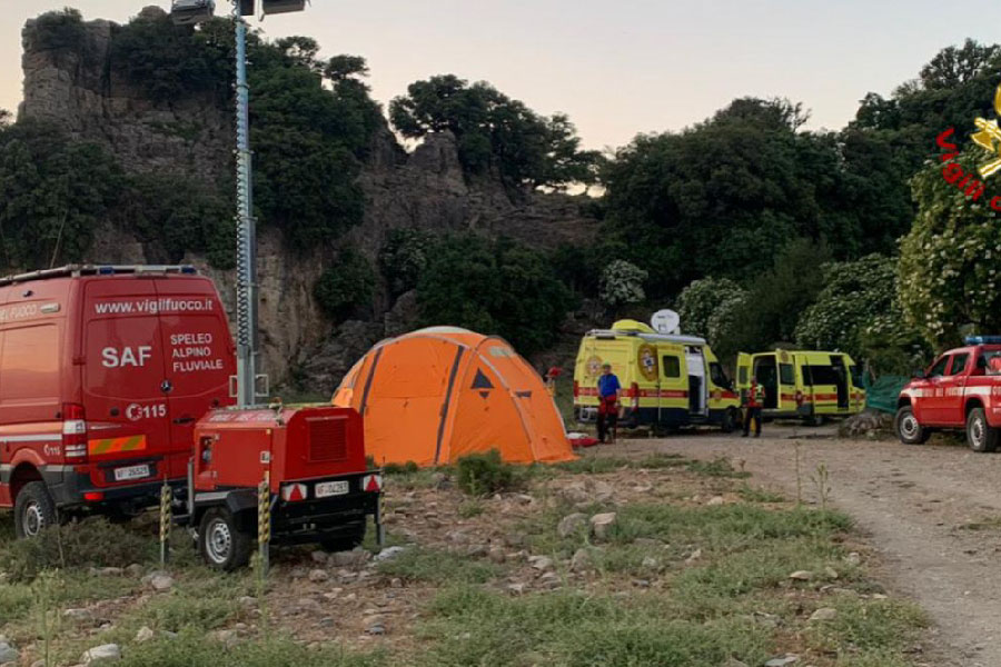 Urzulei. Dopo 24 ore proseguirà fino a tarda notte il recupero dello speleologo infortunato