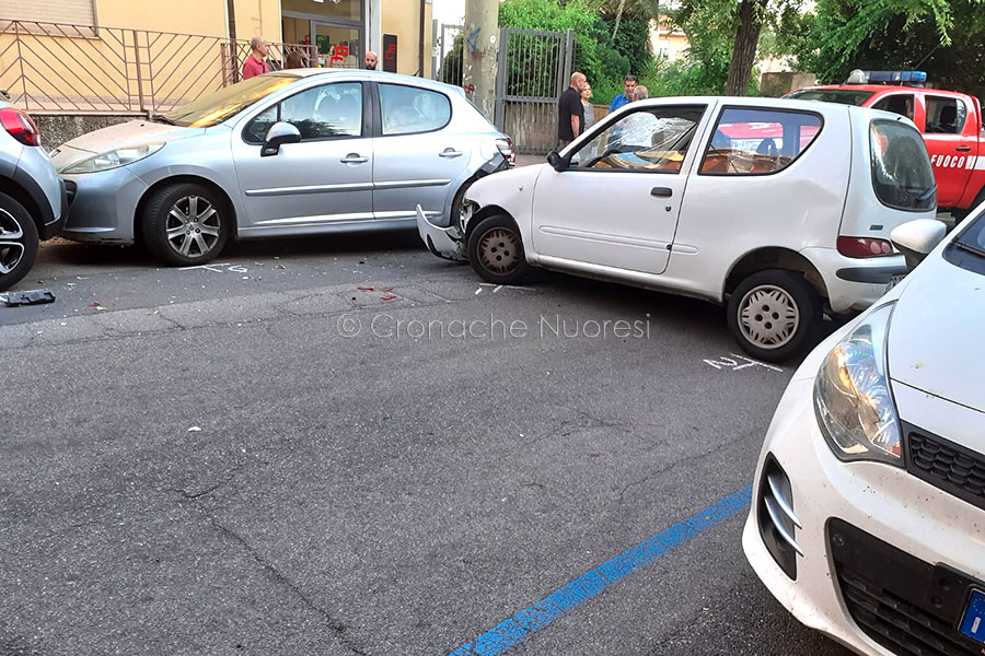 Nuoro. Perde il controllo dell’auto e si schianta contro alcune auto in sosta: attimi di paura in via Gramsci