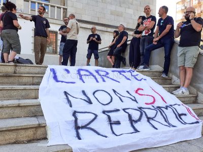 Mobilitazione per Bakis Beks davanti al Tribunale di Nuoro (foto Nieddu)