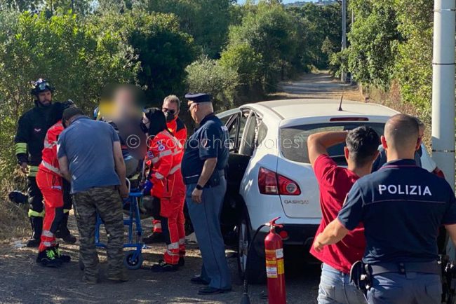 Operazioni di soccorso a un ferito nell'incidente