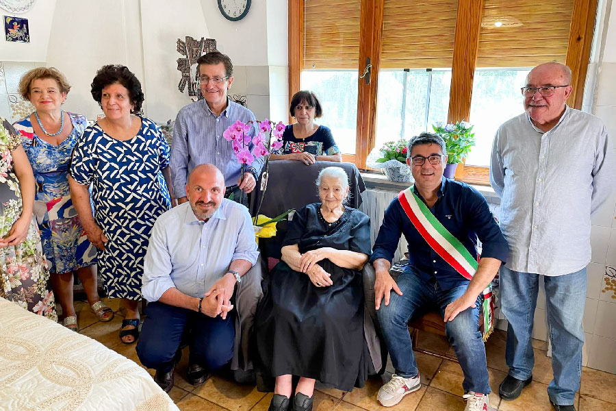 Nuoro festeggia la signora Pierina Nioi che compie cento anni