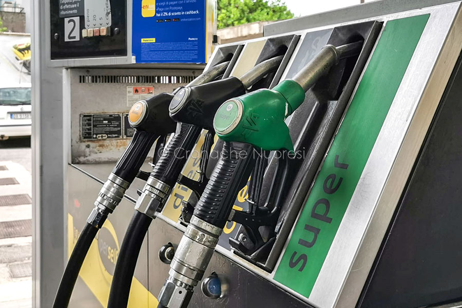 Il Governo taglia le accise: 25 centesimi in meno per i carburanti