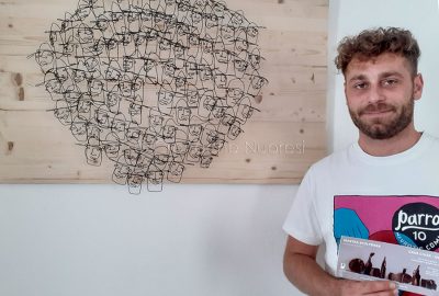 Salvatore Delogu con una delle sue opere (foto F.Nieddu)