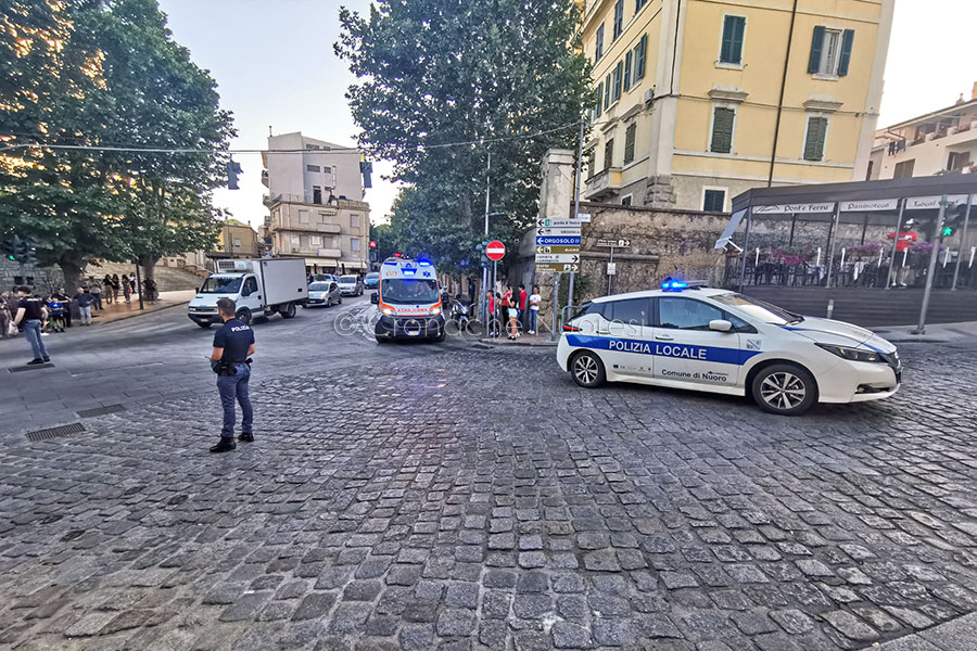 Nuoro. Giovane scivola su una perdita di gasolio: traffico in tilt in pieno centro