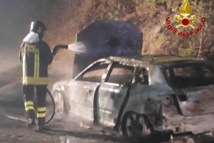 Auto data alle fiamme nel cuore della notte a Orgosolo