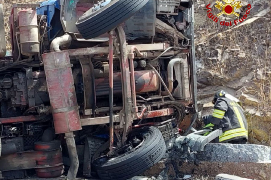 Tir si ribalta su statale 125, autista incastrato tra le lamiere