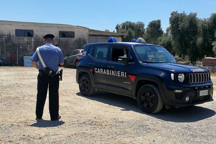 Cede il tetto di un capannone, operaio gravissimo dopo un volo di quattro metri