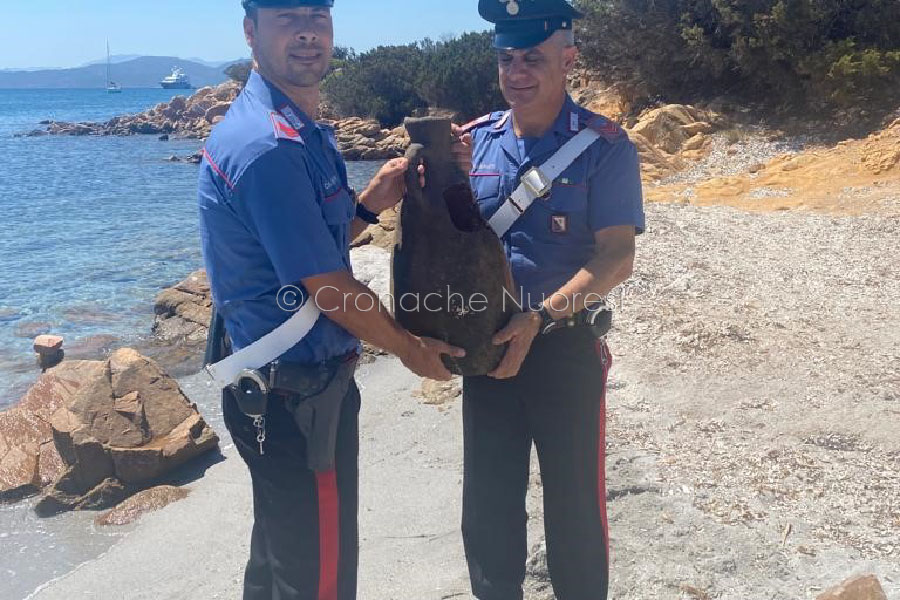 San Teodoro: Carabiniere in vacanza ritrova un’anfora a pochi metri dalla riva