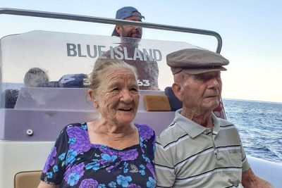 Antonietta Cambone e Giuseppe Chessa durante la gita in gommone