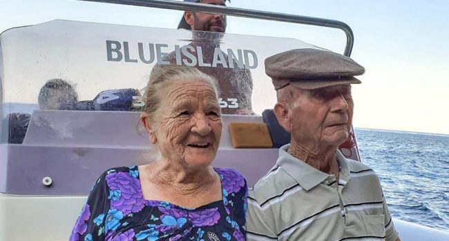 Antonietta Cambone e Giuseppe Chessa durante la gita in gommone