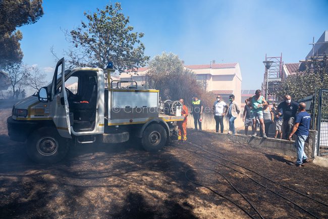 I residenti di Citta' Nuova dopo l'incendio (foto S.Novellu)