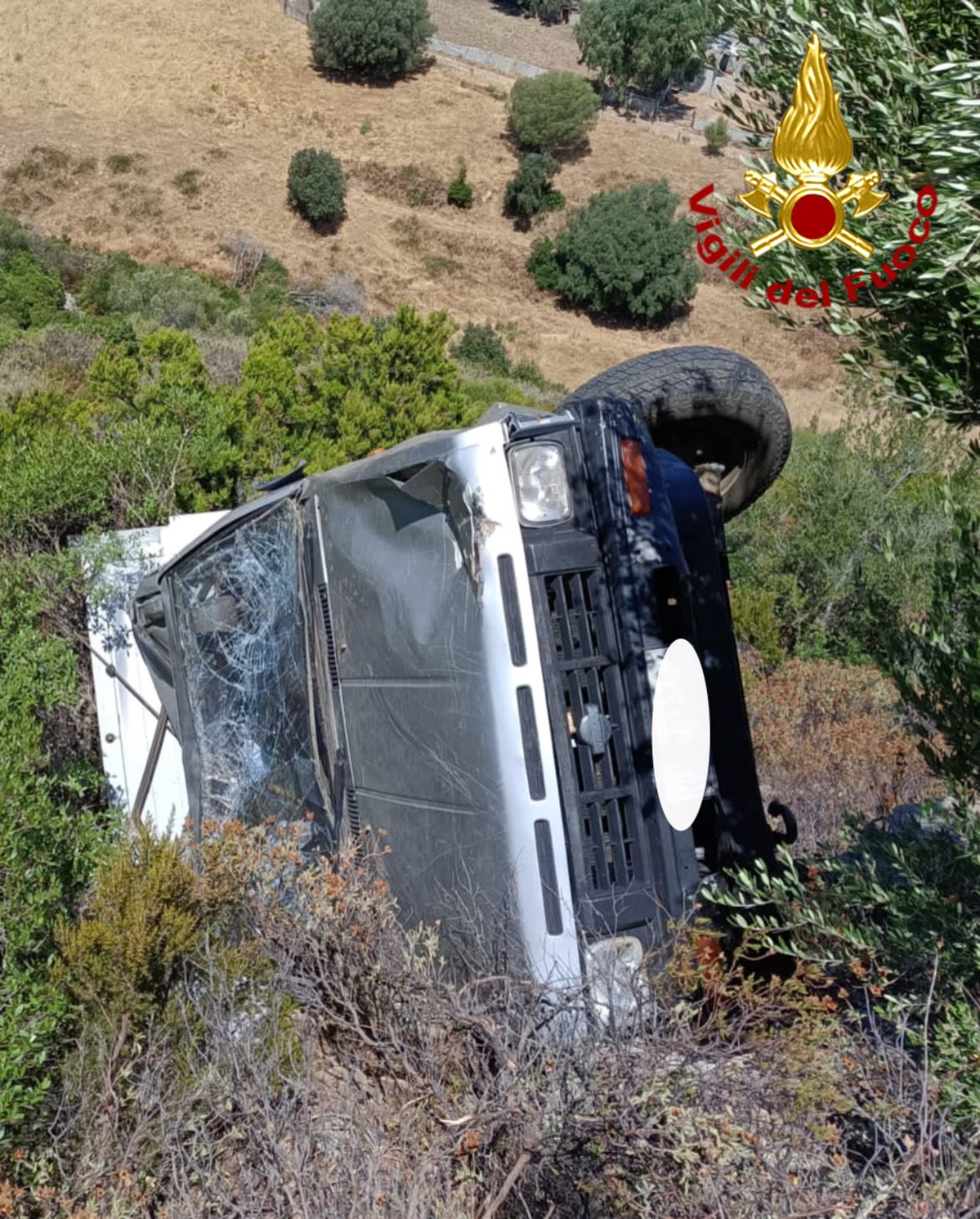 Sbanda con l’auto e si ribalta fuori strada: 80 enne muore sul colpo