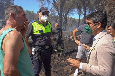 Il sindaco Andrea Soddu sul luogo dell'incendio (foto S.Novellu)
