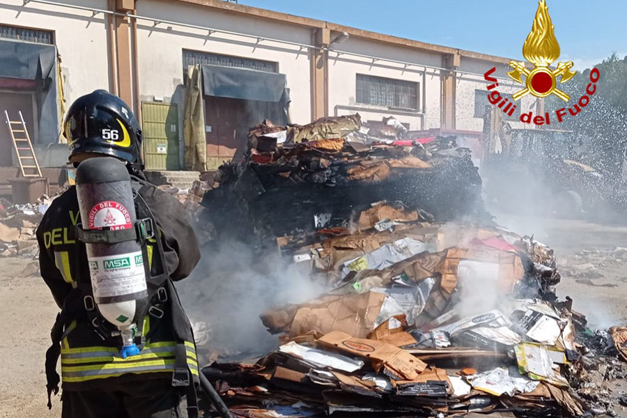 Nuoro. Paura a Pratosardo: a fuoco un compattatore per la carta. I VVF limitano i danni