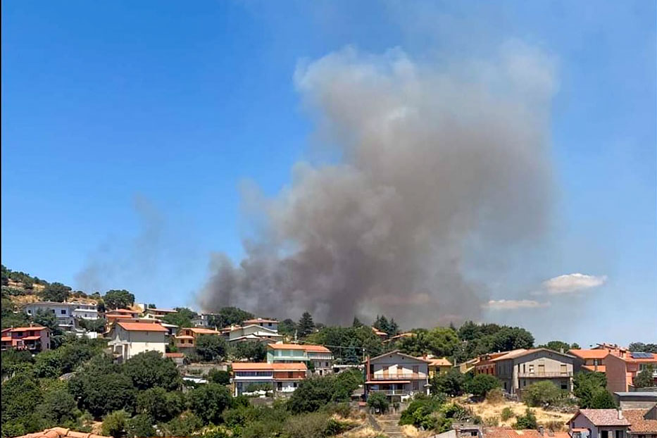 Torna l’incubo incendi nel Montiferru: vasto rogo nelle campagne di Santu Lussurgiu
