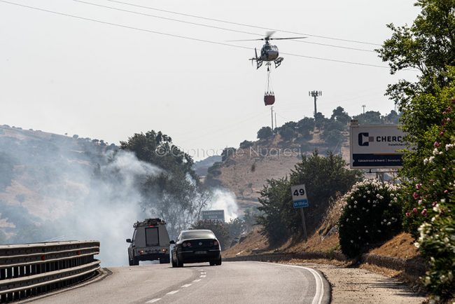 Incendio a Su Berrinau sulla Statale 131 (foto S.Novellu)