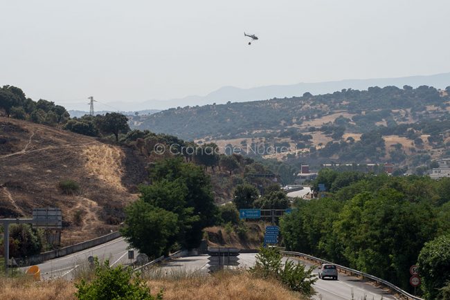Incendio a Su Berrinau sulla Statale 131 (foto S.Novellu)
