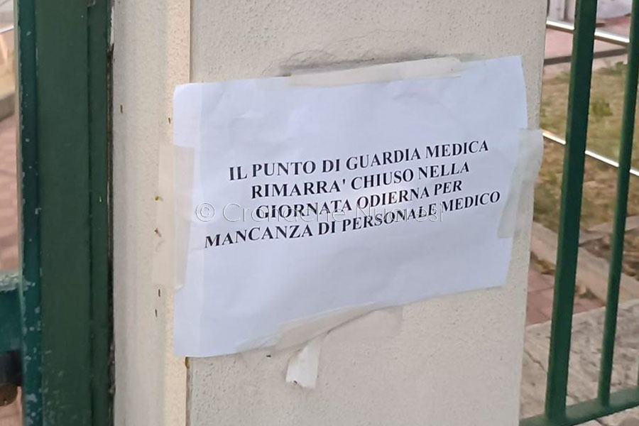 Siniscola senza guardia medica da cinque giorni: sit in dell’Opposizione davanti alla sede
