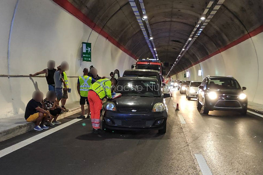 San Teodoro: tamponamento in galleria: feriti, code e disagi