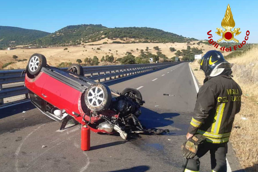 Nuoro. Perde il controllo dell’auto e si ribalta sulla Statale 131 DCN: illesa una giovane