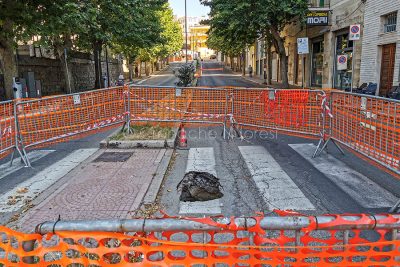 Lavori fermi alla voragine di via Manzoni (foto s.Novellu)