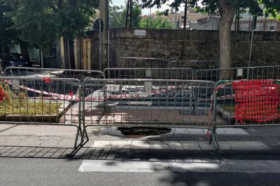 Nuoro, la voragine aperta in via Manzoni (foto S.Novellu)