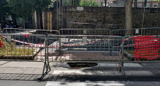 Nuoro, la voragine aperta in via Manzoni (foto S.Novellu)