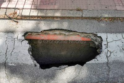 Nuoro, la voragine aperta in via Manzoni (foto S.Novellu)